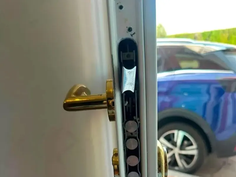 Ajuste de una cerradura multipunto en una puerta blanca
