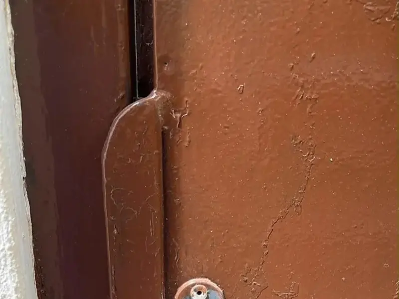 Bombín nuevo en una puerta metálica