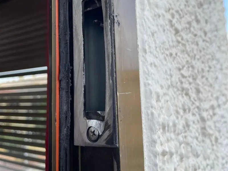 Cerradero ajustado en el marco de una puerta
