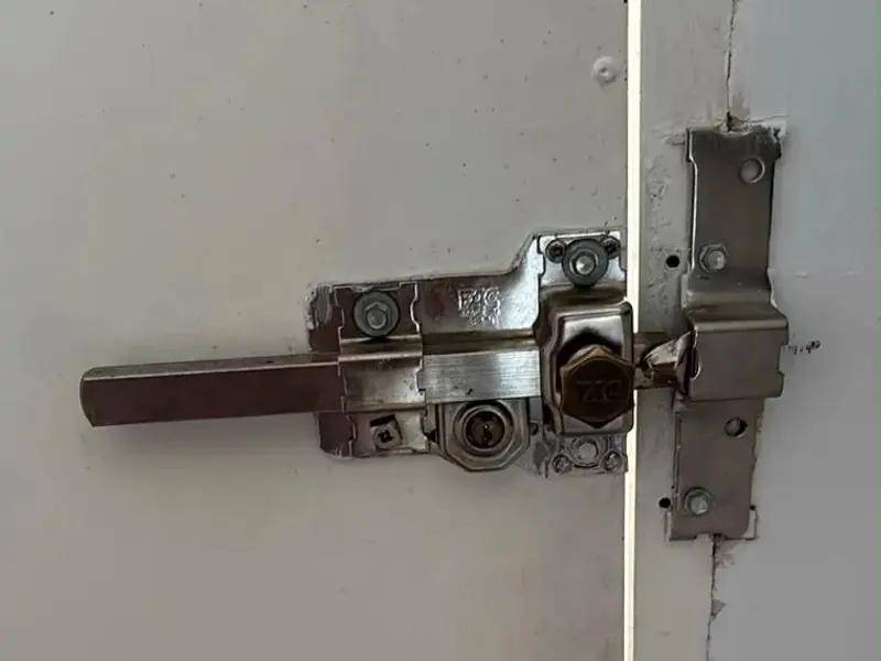 Cerrojo horizontal de refuerzo en una puerta blanca