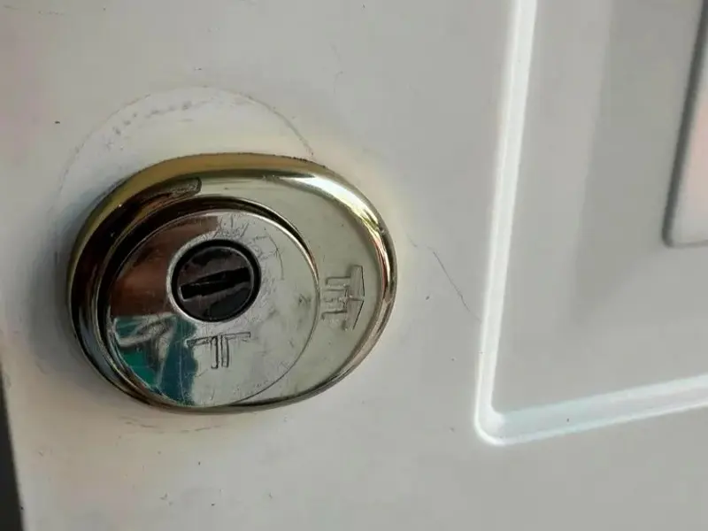 Escudo de seguridad en una puerta blanca