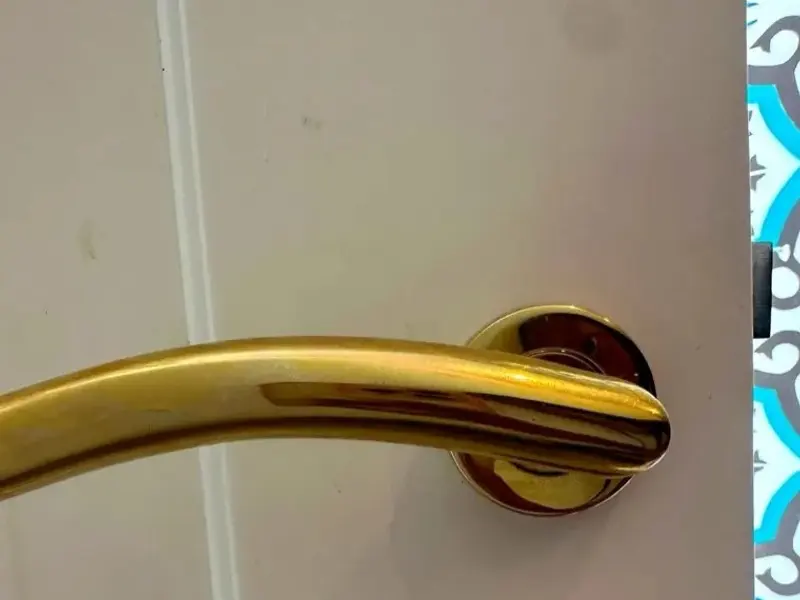 Manilla dorada y bombín nuevos en una puerta lacada