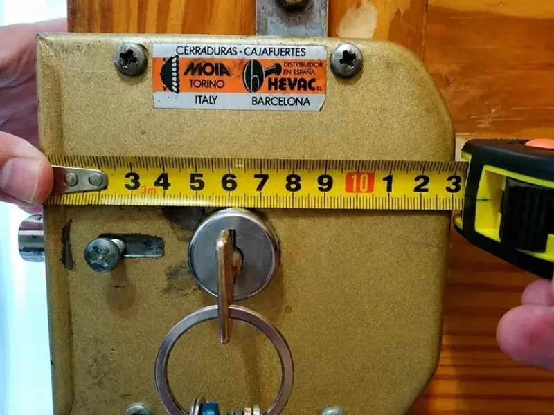 Medición para cambiar una cerradura de sobreponer