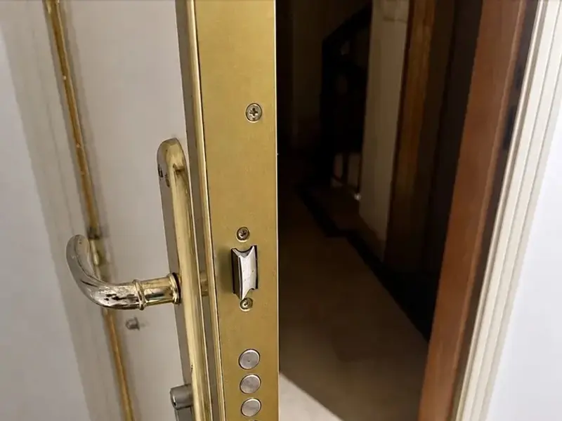 Cerradura multipunto de alta seguridad en una puerta de entrada