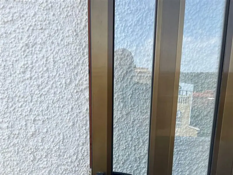 Puerta de aluminio con manilla y cerradura negras