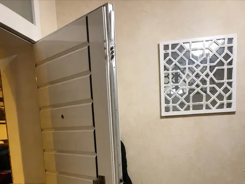 Puerta blindada revisada en la entrada de una vivienda