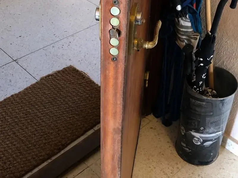 Puerta de madera con cerradura de bulones