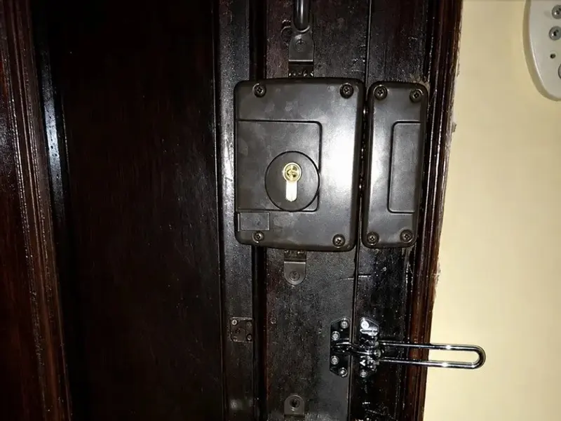Puerta reforzada con dos cerraduras y un cerrojo