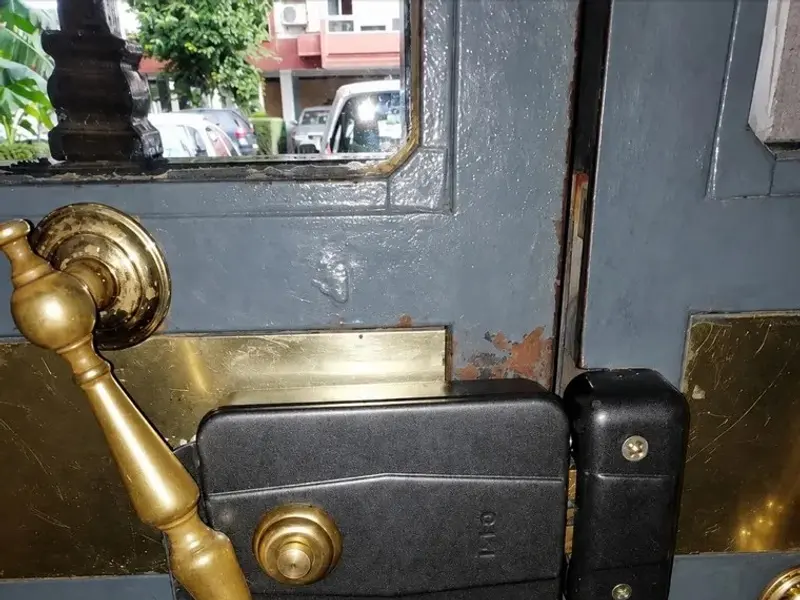 Cerradura reforzada en la puerta de un portal